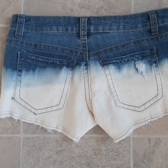 Women's jean shorts - Picture 2 of 3